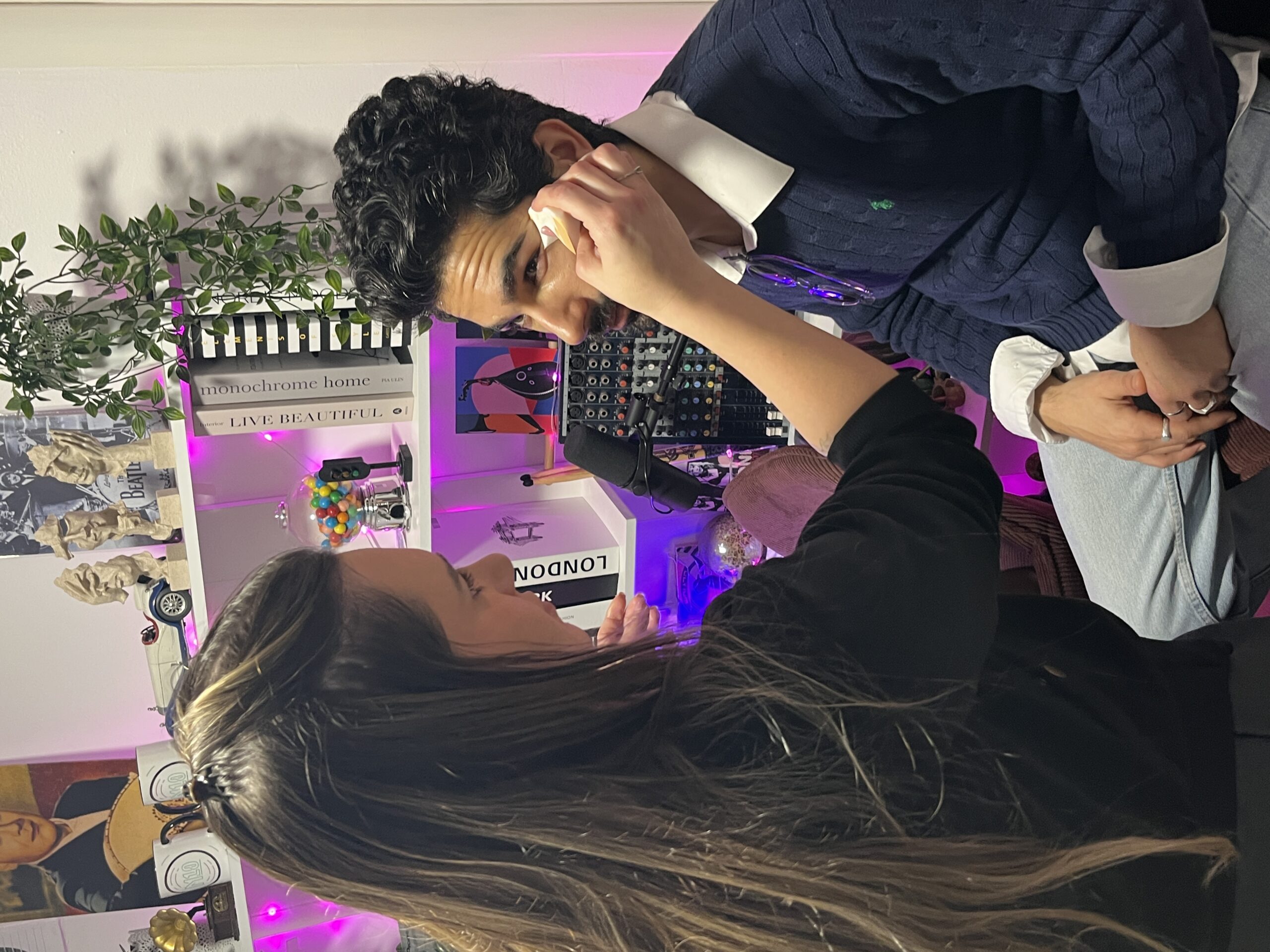 אווירה יוקרתית באולפן פודקאסט M10